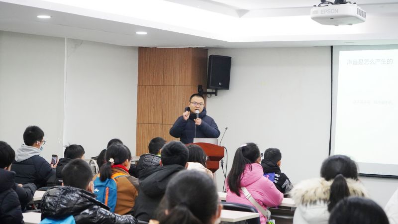 講座中，聲學專家辜磊與學生們進行互動交流