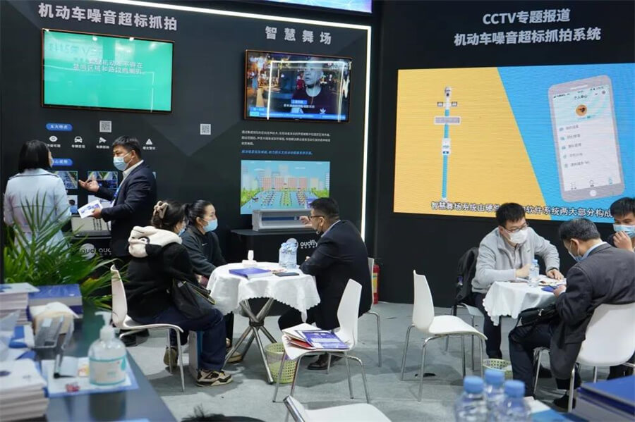 參展者現場聆聽清聽聲學各類最新聲學方案講解